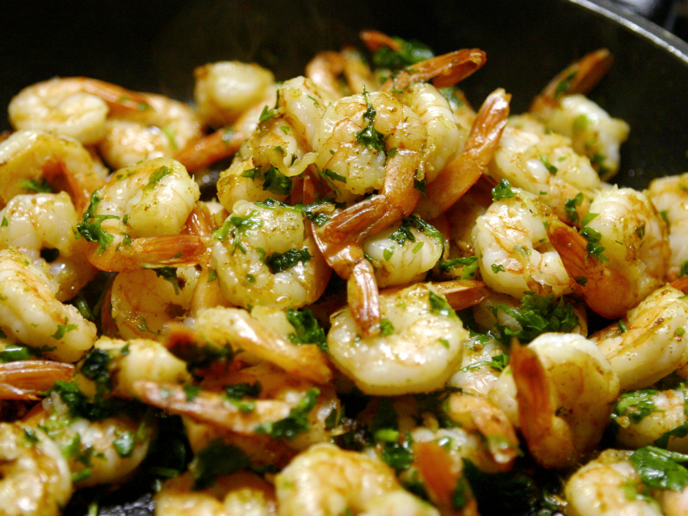 Poêlée de crevettes persillées aux légumes fondants